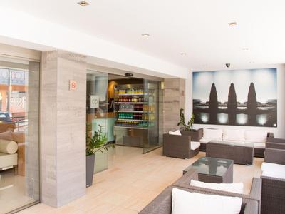 Helles und modernes Hotel-Lounge mit Sofas und einer großen Wandkunst.