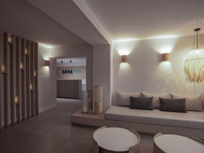 Modern ingerichte hotel lounge met fauteuils, sofa's en zachte verlichting.