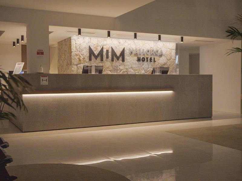 Nowoczesna recepcja hotelowa z podświetlanym kontuarem i roślinami