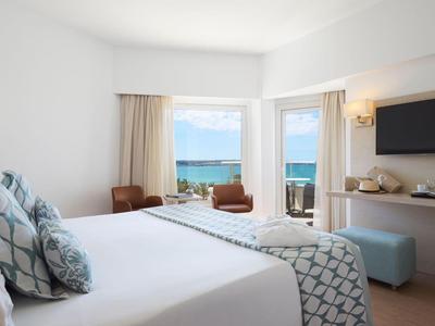 Moderní hotelový pokoj s velkými okny a výhledem na moře