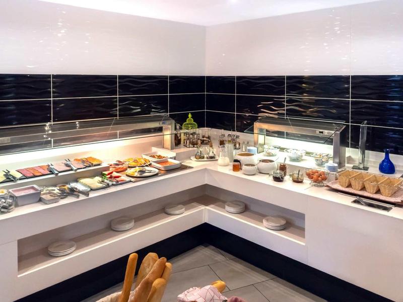 Coin buffet avec divers plats et pâtisseries dans un cadre moderne