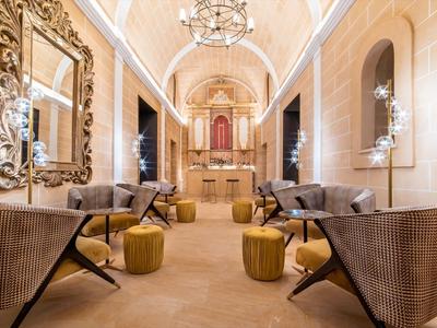 Area elegante della hall dell'hotel con poltrone confortevoli e accenti dorati.