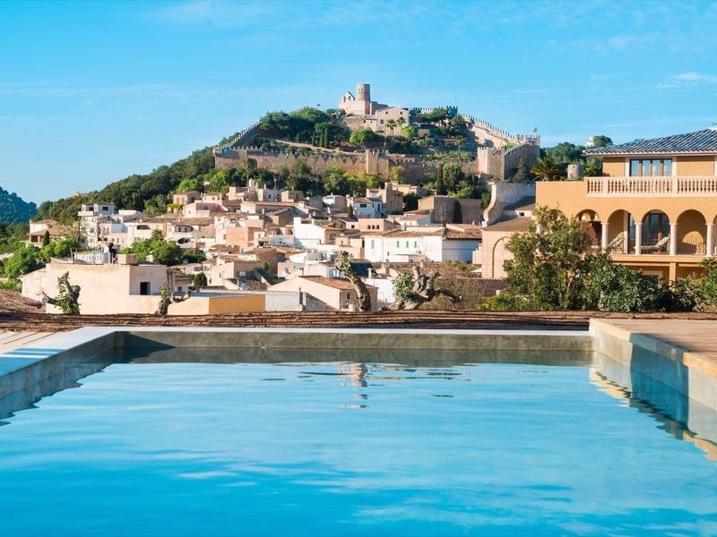 Czysta woda w basenie z widokiem na miasteczko na wzgórzu pod niebieskim niebem