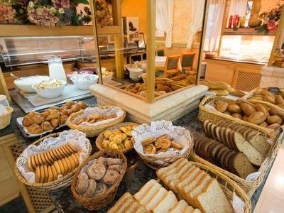 Varie tipologie di pane in cestini su un buffet in un ristorante di un hotel.