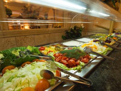 Buffet con insalate e verdure fresche al banco self-service di un hotel.