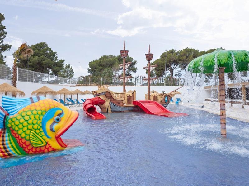 Barevný vodní park s tobogány a vodními atrakcemi v venkovní části hotelu.