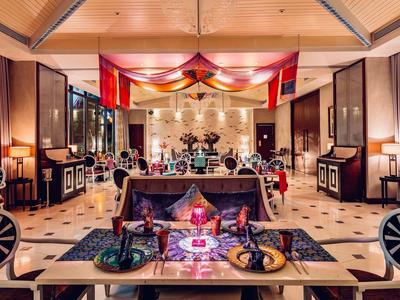 Elegante lobby de hotel con decoración festiva y asientos acogedores con luz cálida.
