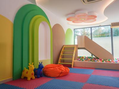 Helles Resort mit Pool, umgeben von grünen Palmen direkt am Sandstrand. Mehrere Gebäude mit roten Dächern.