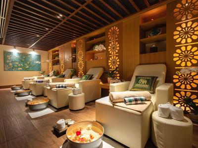 Ein gemütlicher Wellnessraum mit bequemen Sesseln, Holzdekor und warmem Licht.