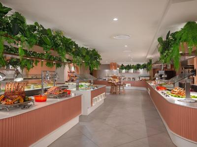 Un'area buffet moderna in un hotel con insalate fresche e piatti caldi.
