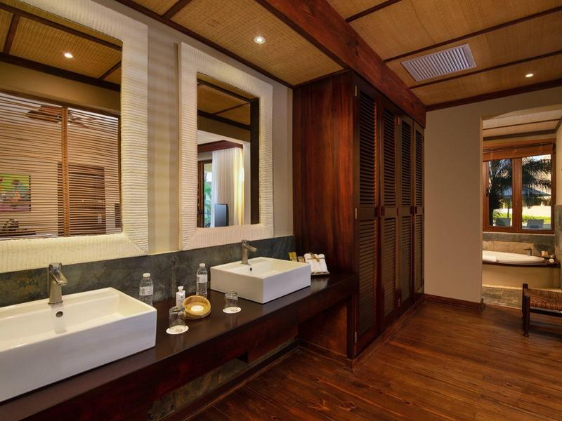 Modernes Badezimmer mit zwei Waschbecken, großem Spiegel und Holzboden.