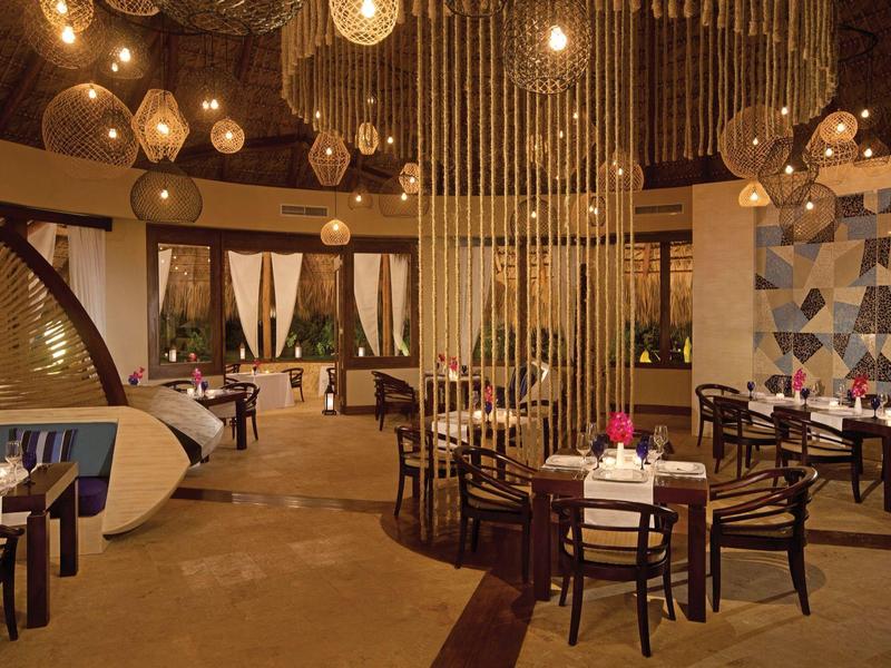 Elegantes Restaurant mit rundem Design, hängenden Lichtern und stilvollen Tischen.