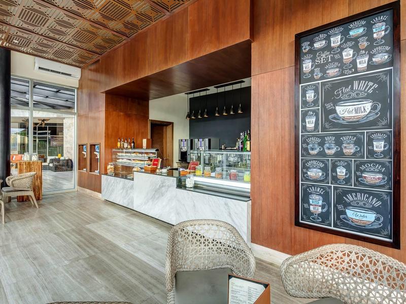 Moderní kavárenský prostor s dřevěnými a mramorovými akcenty v hotelu