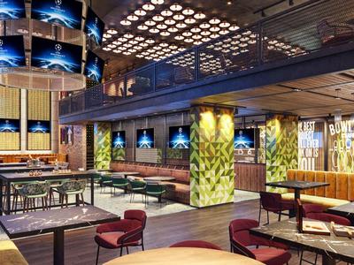 Ristorante d'hotel moderno con illuminazione elegante e aree salotto accoglienti.