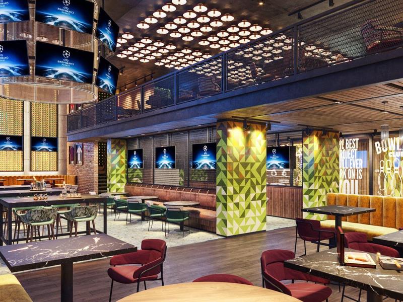 Ristorante d'hotel moderno con illuminazione elegante e aree salotto accoglienti.