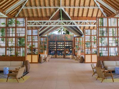 Grote open lounge met houten dak en moderne zitgroepen