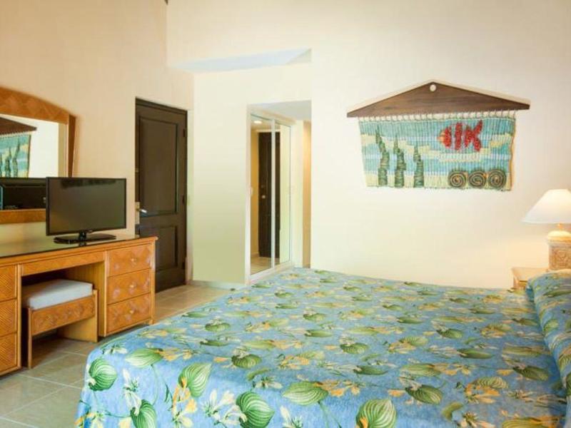 Gezellige slaapkamer met bloemenbedekking, houten meubels en zacht licht