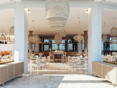 Ruim, licht hotelrestaurant met modern meubilair en grote ramen.