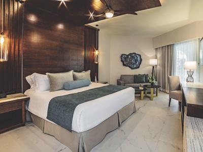 Moderne hotelkamer met groot bed, houten wand en stijlvolle verlichting