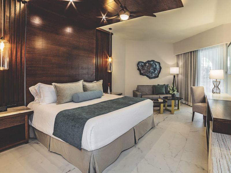 Moderne hotelkamer met groot bed, houten wand en stijlvolle verlichting