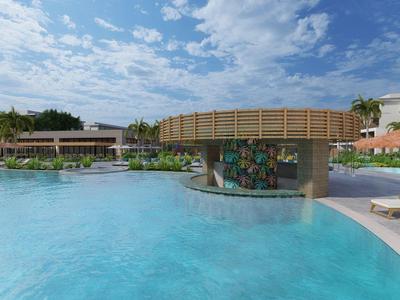 Großer Pool mit rundem Poolbarbereich und Liegestühlen bei blauem Himmel in einem Hotelresort.