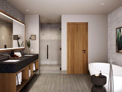 Moderne badkamer met vrijstaand bad, grote spiegel en houten kast.