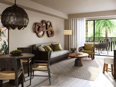 Modern ingerichte woonkamer met bank, eettafel en balkon met uitzicht op palmbomen.