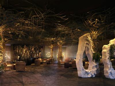 Elegante hotel lounge met warme verlichting, sculpturen en gezellige zithoeken met planten.