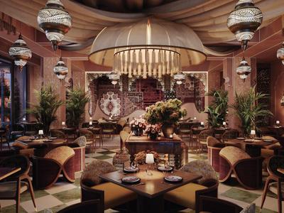 Luxe ingerichte eetzaal met elegante meubels en sfeerverlichting.