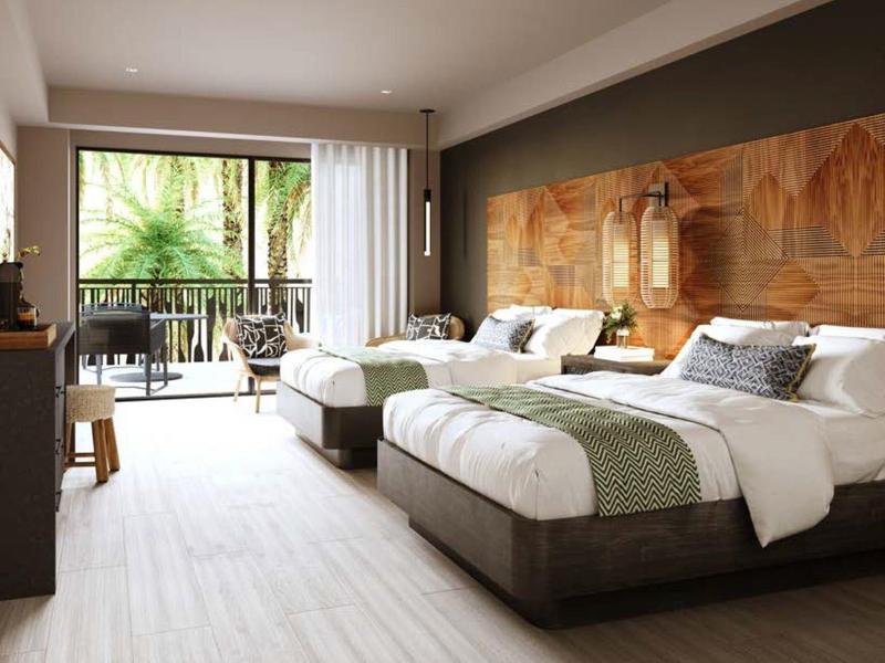 Moderne kamer met twee bedden, houten accenten en balkon met uitzicht op planten.