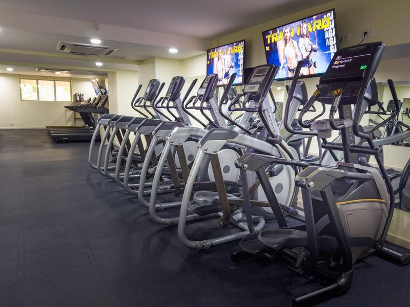 Palestra con più ellittiche e grandi televisioni sul muro.