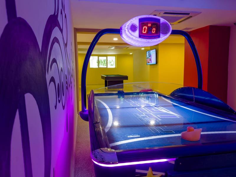 Spazio interno con tavolo da air hockey in una stanza ricreativa moderna e colorata.