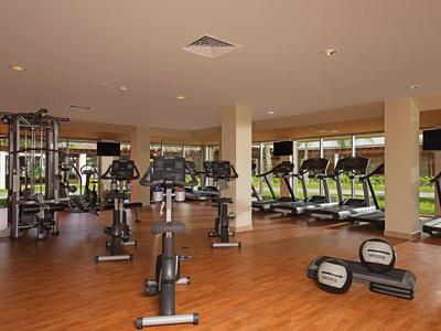 Gimnasio moderno con máquinas de ejercicio y cintas de correr en un hotel.