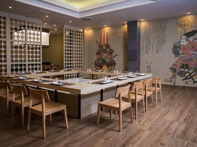 Nowoczesna jadalnia z drewnianym stołem, krzesłami i japońskimi dekoracjami ściennymi.