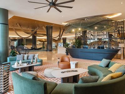 Moderner Hotel-Lounge-Bereich mit gemütlichen Sitzecken und stilvoller Einrichtung.