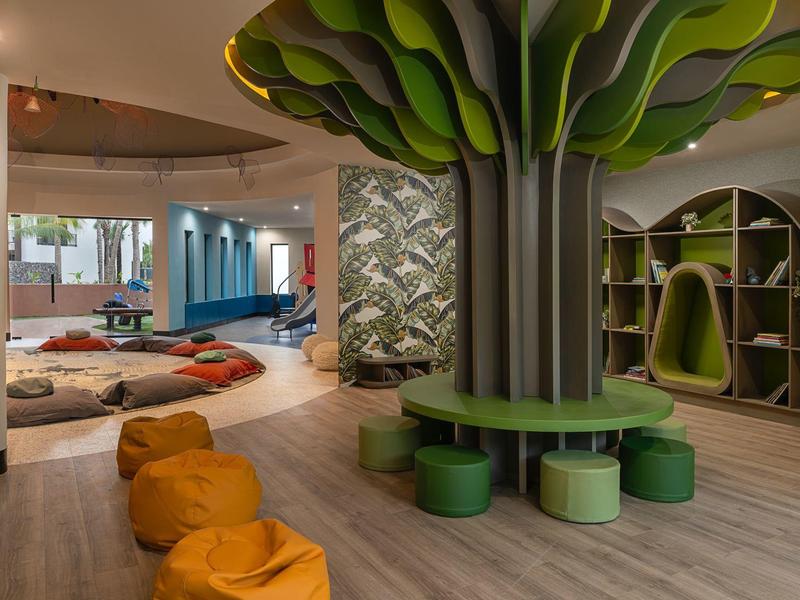 Moderner Hotel-Loungebereich mit baumförmigem Sitzbereich und gemütlichen Sitzkissen.