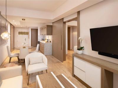 Moderner Wohnraum mit hellem Holzfußboden, weißen Möbeln, Fernseher und Esstisch am Fenster.