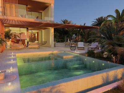 Moderner Bungalow mit beleuchtetem Pool und tropischer Gartenlandschaft bei Dämmerung