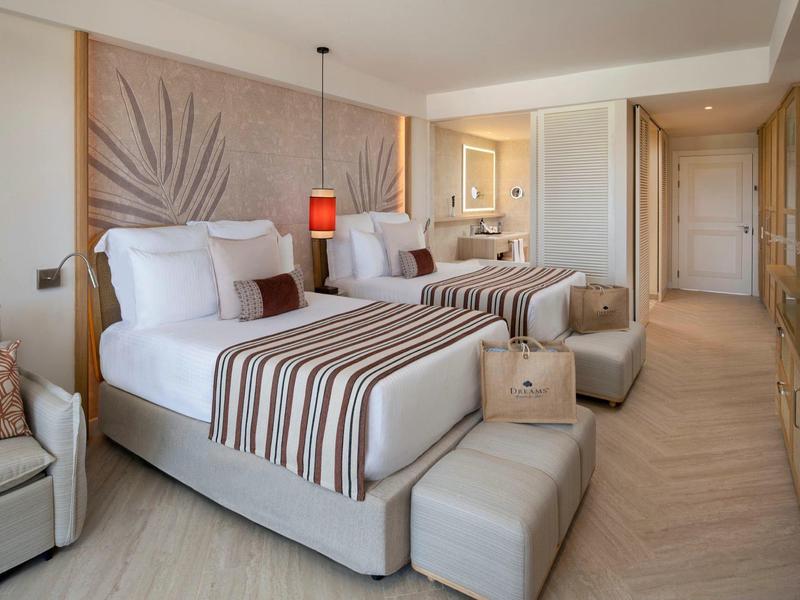 Camera d'hotel moderna con due letti singoli e accessori eleganti.