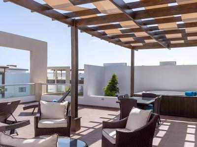 Moderne dakterras met zithoek en pergola, ideaal voor ontspanning en uitzicht.