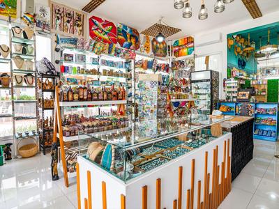 Interno di un negozio di souvenir con vetrine di gioielli e scaffali pieni di ricordi.