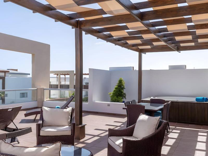 Moderne dakterras met zithoek en pergola, ideaal voor ontspanning en uitzicht.