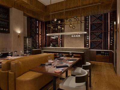 Moderner Hotelrestaurant-Innenraum mit Holzakzenten und gemütlichen Sitzbereichen in warmem Licht.