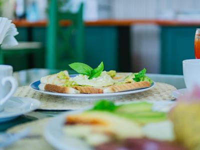 Vassoio per la colazione con pane, croissant, succo d'arancia e caffè in un caffè.