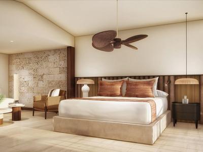 Moderní hotelový pokoj s manželskou postelí, stropním ventilátorem a velkým oknem na balkon.