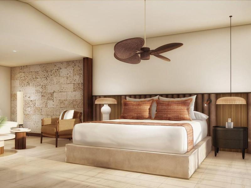 Moderní hotelový pokoj s manželskou postelí, stropním ventilátorem a velkým oknem na balkon.