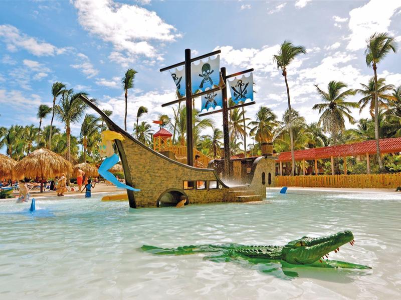 Pirátský vodní park s tobogánem a umělým krokodýlem v bazénu