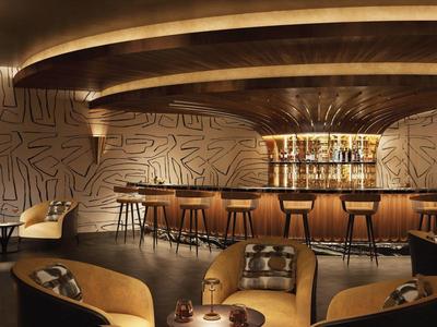 Bar elegante con diseño de techo de madera curva y zonas de asientos acogedoras.