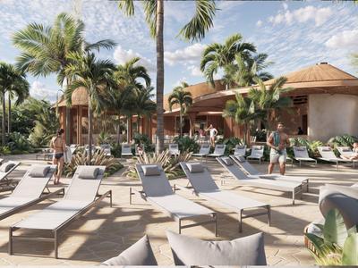 Muchas tumbonas junto a una piscina soleada con palmeras y huéspedes al fondo.