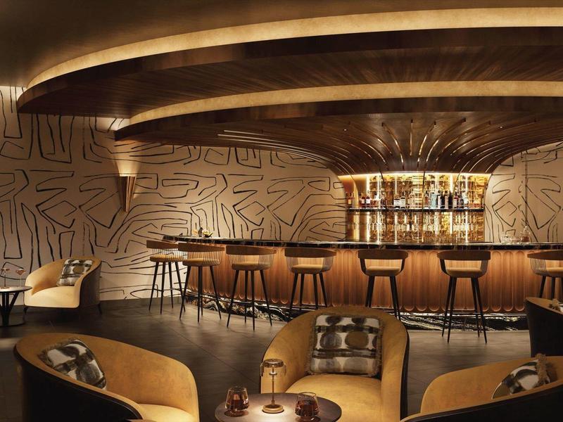 Bar elegante con diseño de techo de madera curva y zonas de asientos acogedoras.